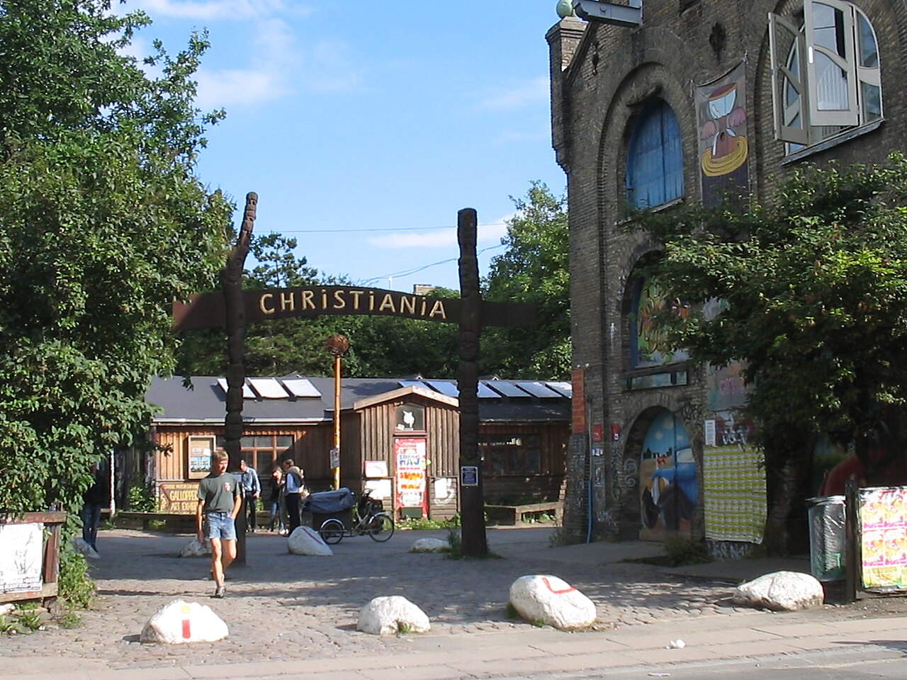 Bunte Wandmalereien und selbstgebaute H&auml;user in Christiania
