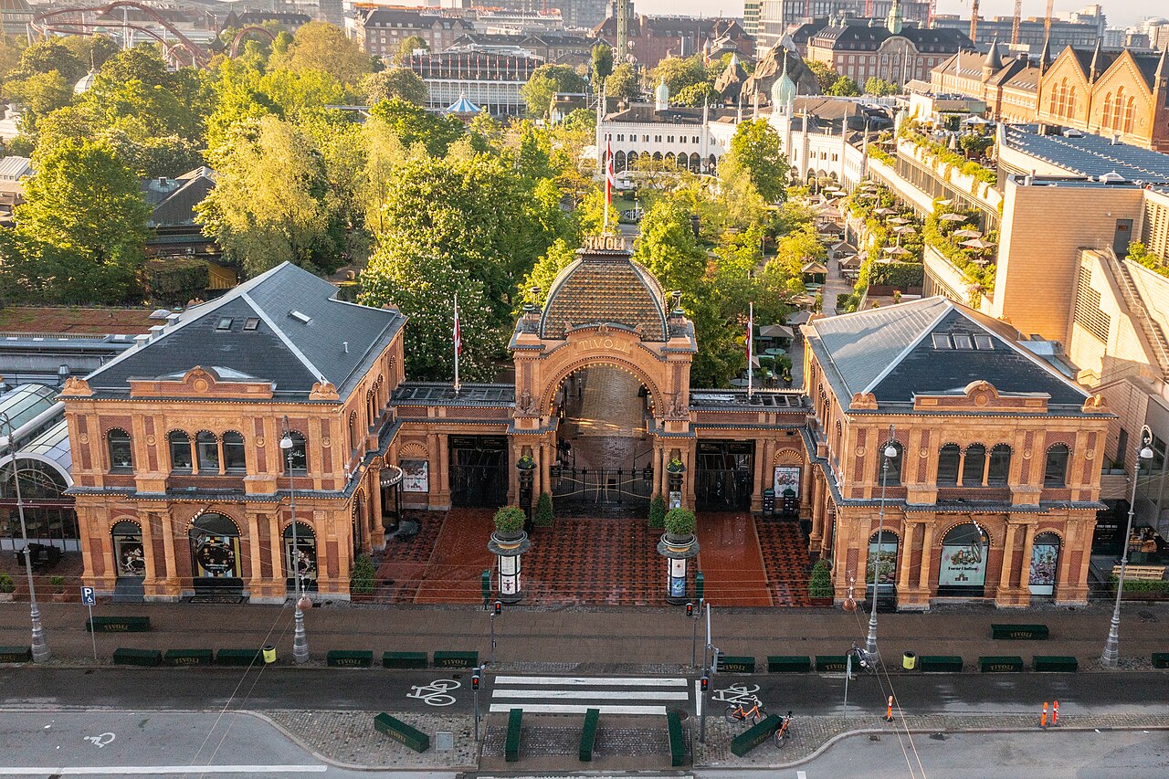 Tivoli-Vergn&uuml;gungspark mit Fahrgesch&auml;ften und Lichtern